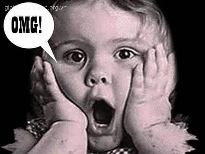 Biểu cảm em bé ôm đầu sốc nặng, miệng há hốc.