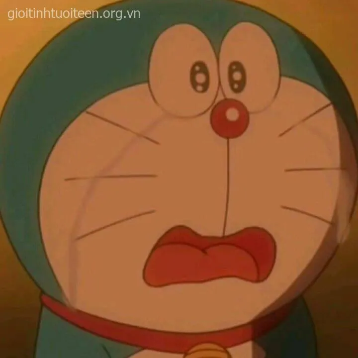Ảnh mèo Doremon khóc trong cảnh ngơ ngác đáng thương.