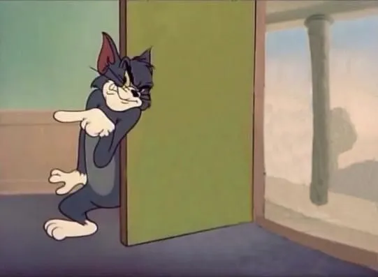 Meme mèo Tom đợi cửa chỉ vào trong rất gian xảo