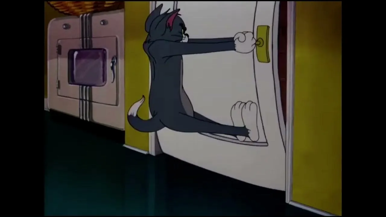 Mèo Tom cố gắng mở cửa trong bất lực