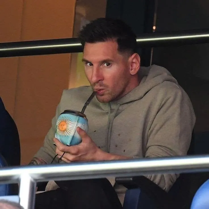 Messi lườm trọng tài như muốn chất vấn gay gắt