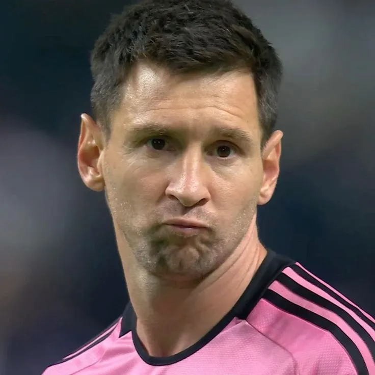 “Cười nhỏ thôi, Messi đang nhìn kìa” – fan truyền nhau