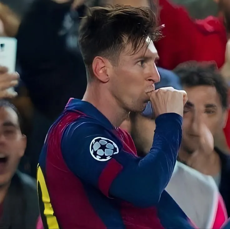 Sau khi ghi bàn, Messi ngước mặt nhìn trời