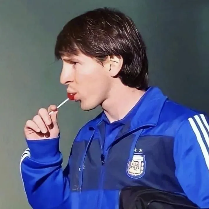 Một câu “nhạy cảm quá ha?” từ Messi thôi đủ viral