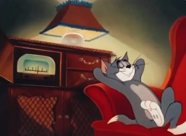 Mèo Tom nằm thoải mái trên sofa