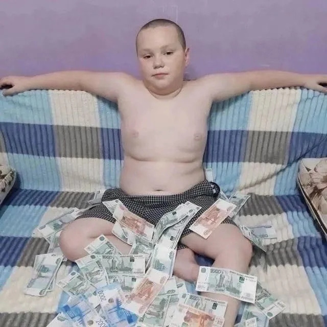 Cầm xấp tiền dày khoe khắp nơi bạn bè