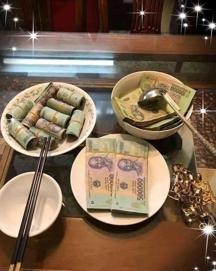 Meme chế tung tiền vào không khí cười hả hê