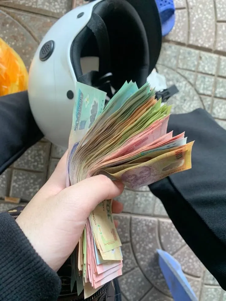 Ảnh meme đổ cả xấp tiền ra sàn cười vang