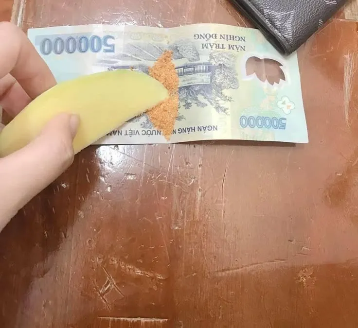 Ảnh chế rải tiền khắp phòng cười khoái chí