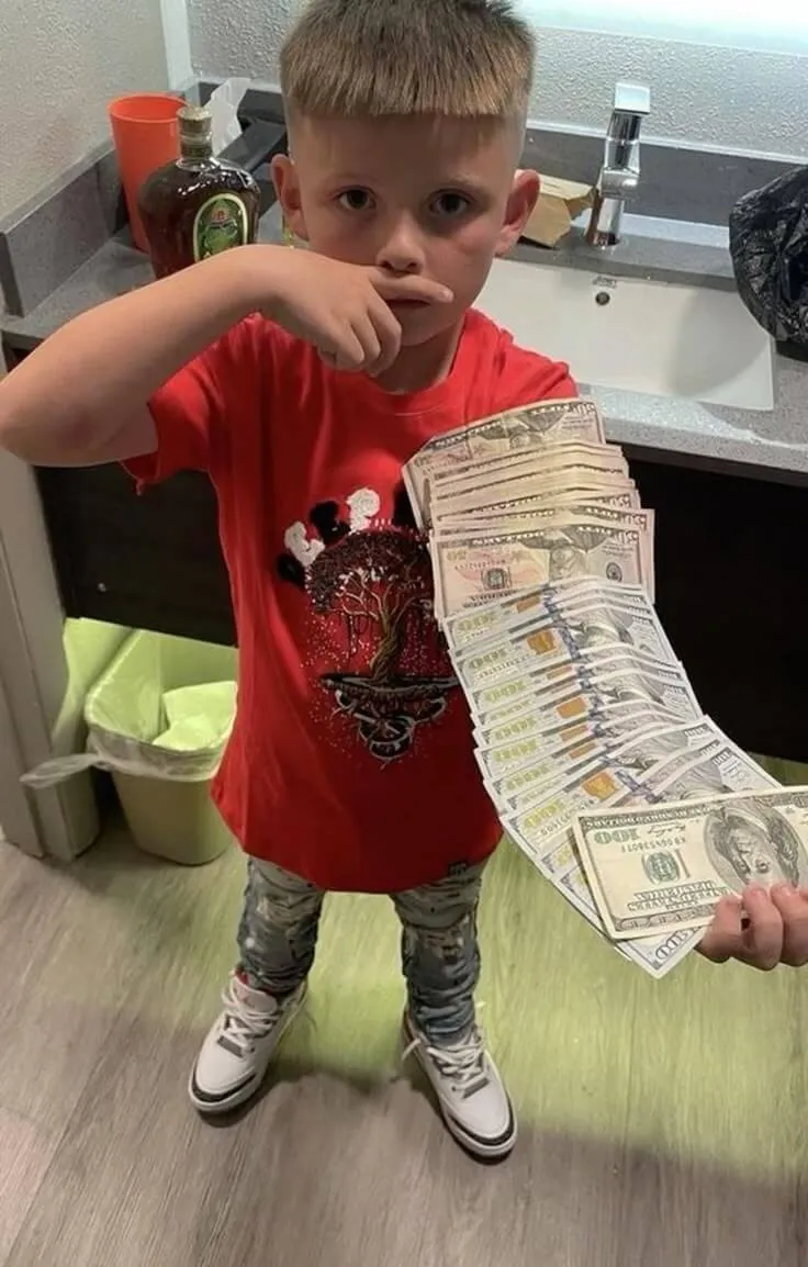 Tung từng cọc tiền lên như giấy gấp chơi