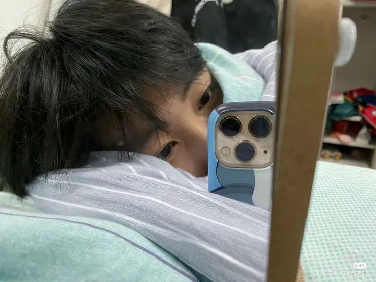 Meme nằm xem điện thoại cười hả hê buồn cười. Meme nằm xem điện thoại cười hả hê buồn cười.