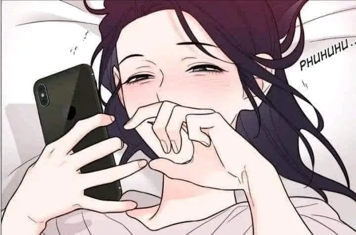 Meme nằm xem điện thoại cười ngại ngùng cực hợp trend. Meme nằm xem điện thoại cười ngại ngùng cực hợp trend.