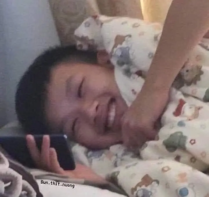 Meme nằm xem điện thoại cười khoái chí cực vui. Meme nằm xem điện thoại cười khoái chí cực vui.