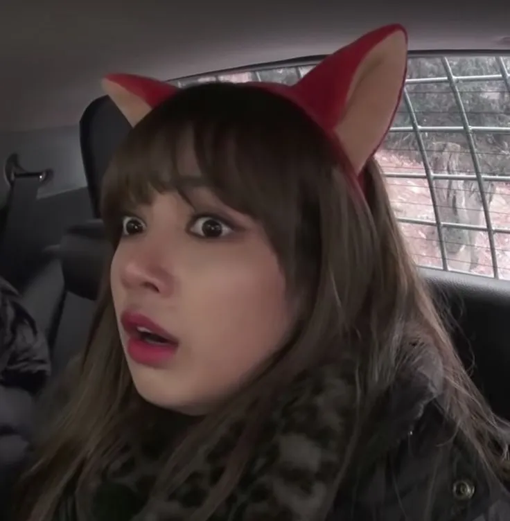 Biểu cảm hoảng hốt ánh mắt vô định cực lố