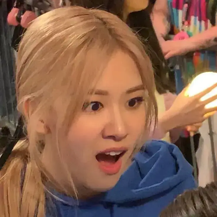 Biểu cảm ngạc nhiên gương mặt đỏ bừng cực hài