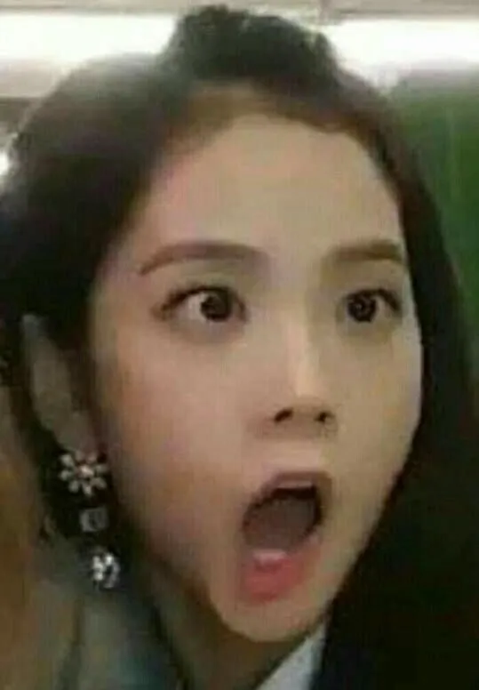 Biểu cảm hoang mang dáng ngồi bất lực cực buồn