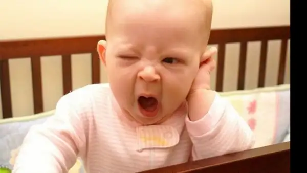 Meme em bé chống cằm ngồi ngáp