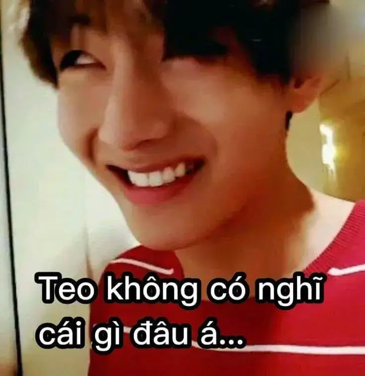 Meme cười hiểm hóc, nụ cười nhếch mép.