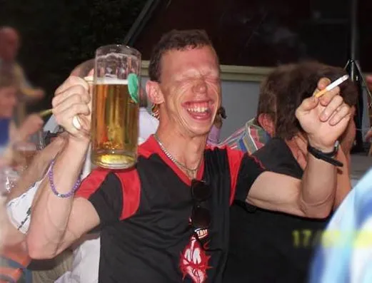 Bạn bè chén chú chén anh, cười phớ lớ cực lầy.