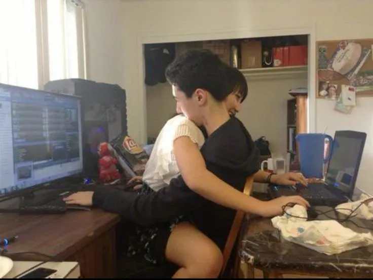 Ôm người yêu khi làm việc