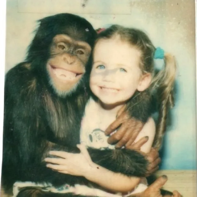 Ảnh chế ôm tình bạn giữa chú khỉ và bé gái