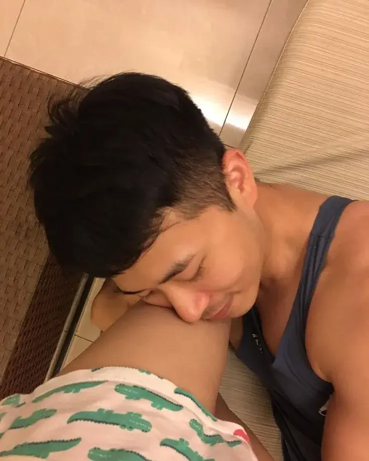 Ảnh chế ôm chân vui nhộn