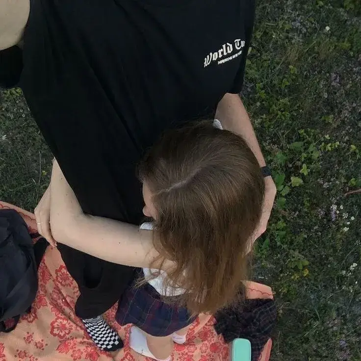 Meme em bé ôm chân thú vị đáng yêu