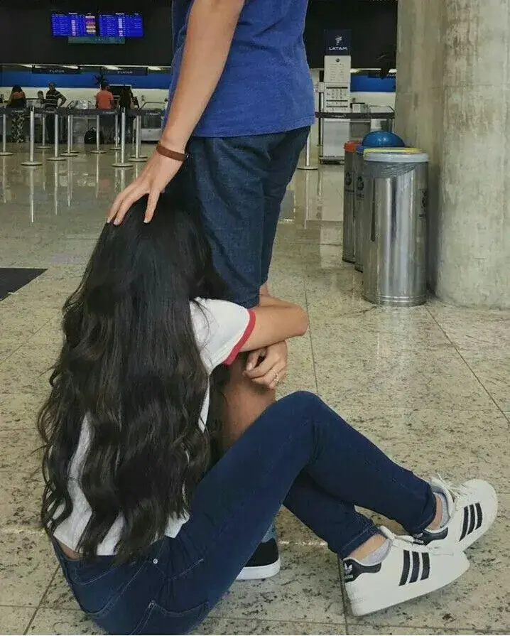 Meme cô gái ôm chân người yêu