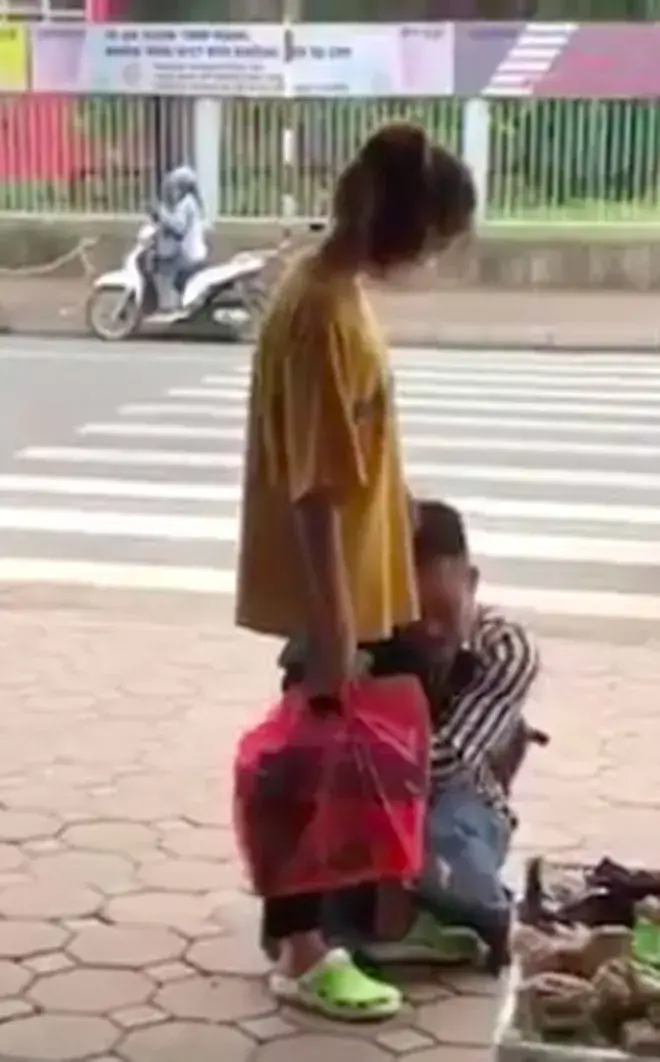 Hình ảnh ôm chân níu kéo tình cảm