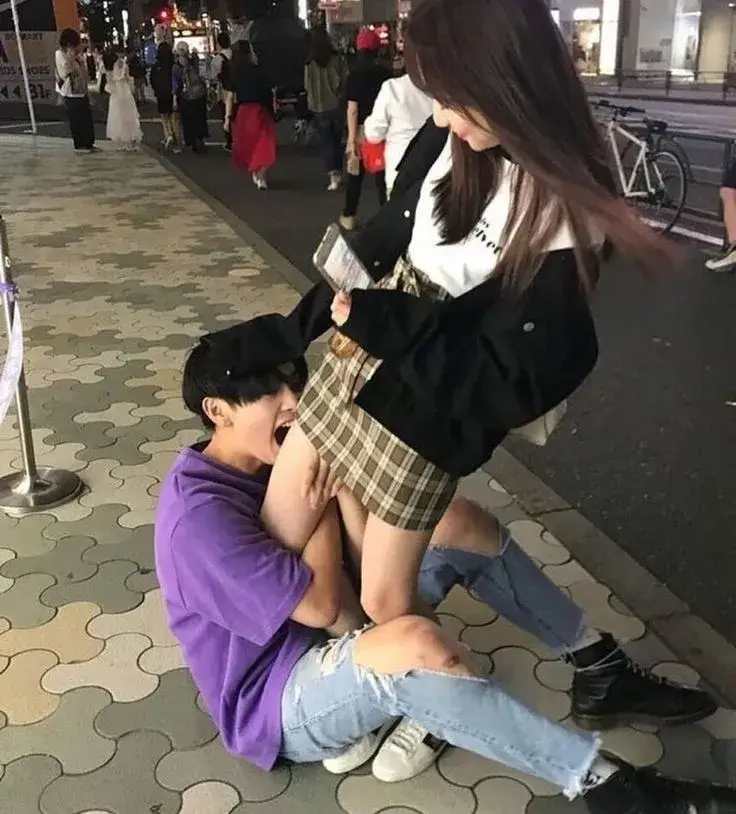 Hình ôm chân người yêu dễ thương