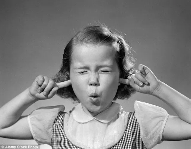 Ảnh chế em bé ôm đầu hoang mang cực đỉnh