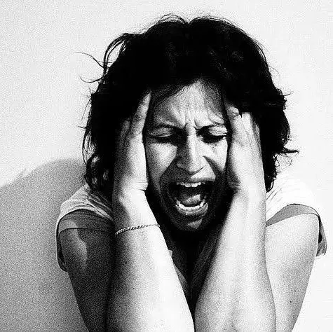 Meme ôm đầu hoảng hốt chất lừ