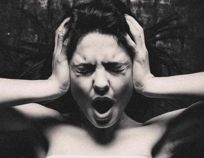 Ảnh meme ôm đầu bất lực chán chường