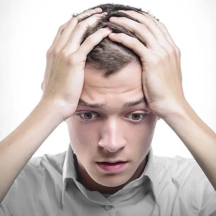 Hình ôm đầu cạn lời siêu thực