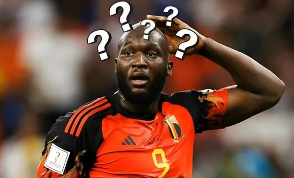 Cầu thủ da đen ôm đầu khó hiểu