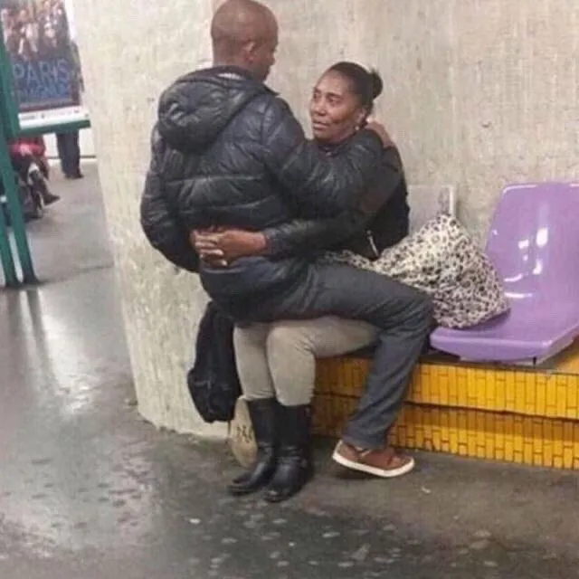 Meme ôm nhau an ủi ngọt ngào