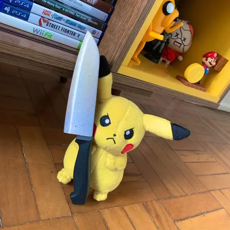 Meme Pikachu cầm dao lầy troll trong tình huống oái oăm
