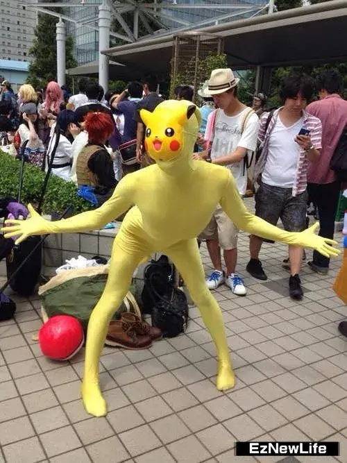 Cosplay Pikachu lầy troll khiến bạn bè khóc thét