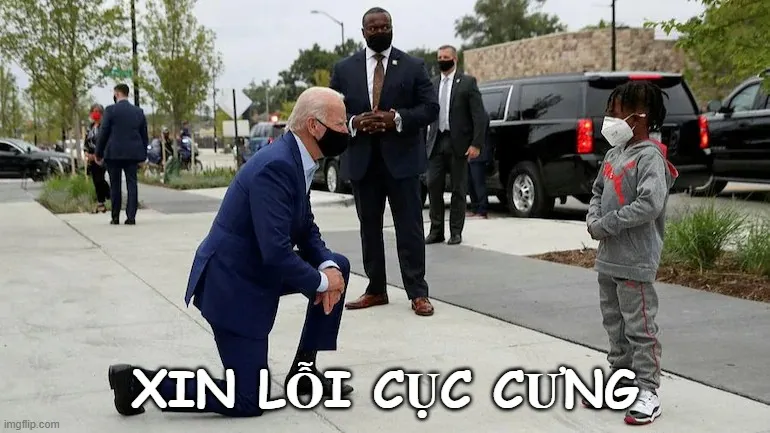 Biểu cảm hài hước pha chút kịch tính khi quỳ xuống.