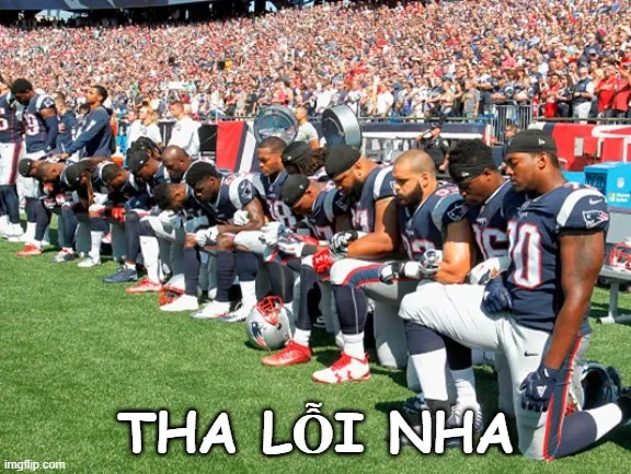 Khuôn mặt quỳ gối bất lực, toát lên sự cầu xin.