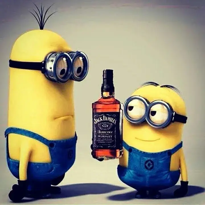 2 chú Minions rủ nhau làm chai rượu Hennessy