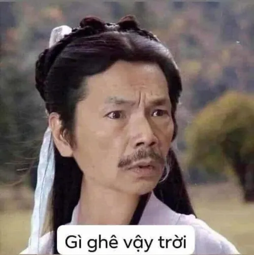 Meme sợ sệt, ánh mắt nhìn quanh cảnh giác.