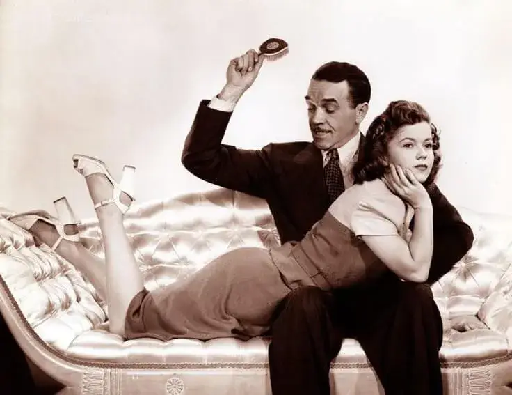 Khoảnh khắc vỗ vào mông nhìn đáng yêu troll.