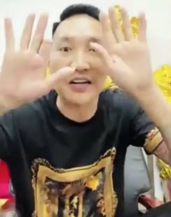 79 Thầy Huấn giơ 2 bàn tay lên cho dân mạng xem