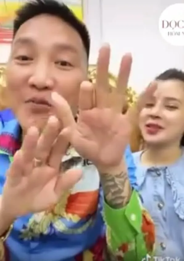 Thầy Huấn và bàn tay 9,5 ngón hài hước