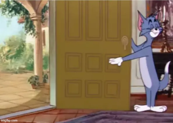 Tom mở cửa, dáng vẻ ngộ nghĩnh.