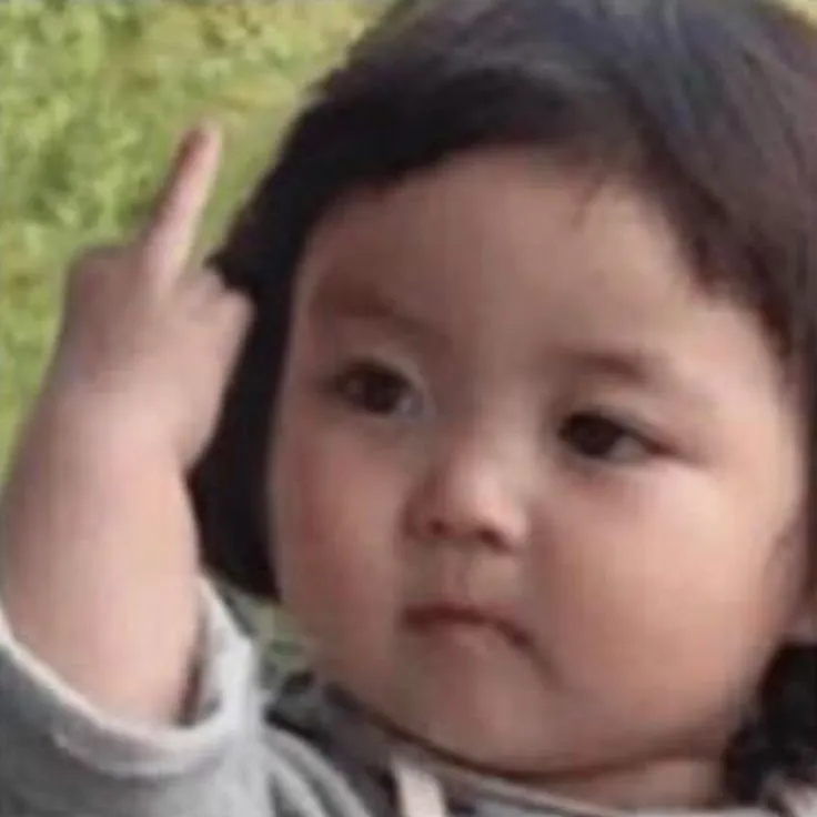 Khuôn mặt giận dữ, trông hầm hầm.