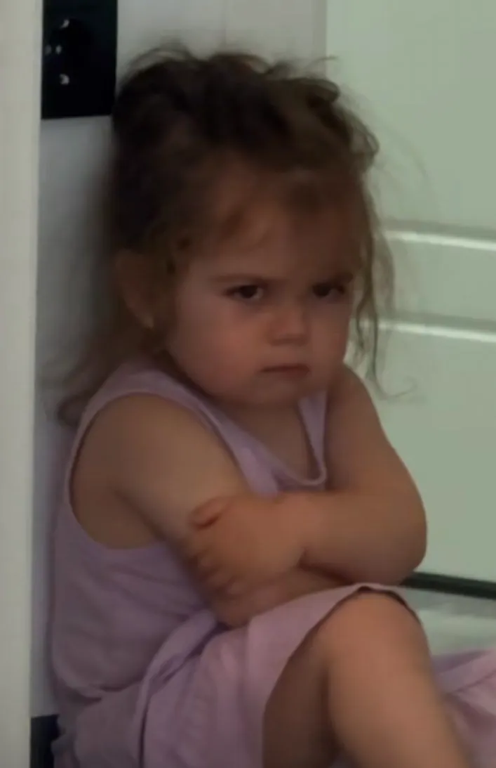 Biểu cảm em bé tức giận khó ở, vibe hài hước.