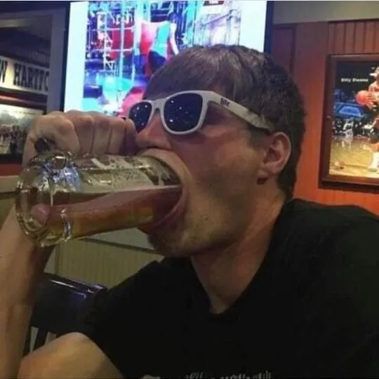 Meme bạn nhậu hát say sưa, ánh mắt lim dim buồn cười.