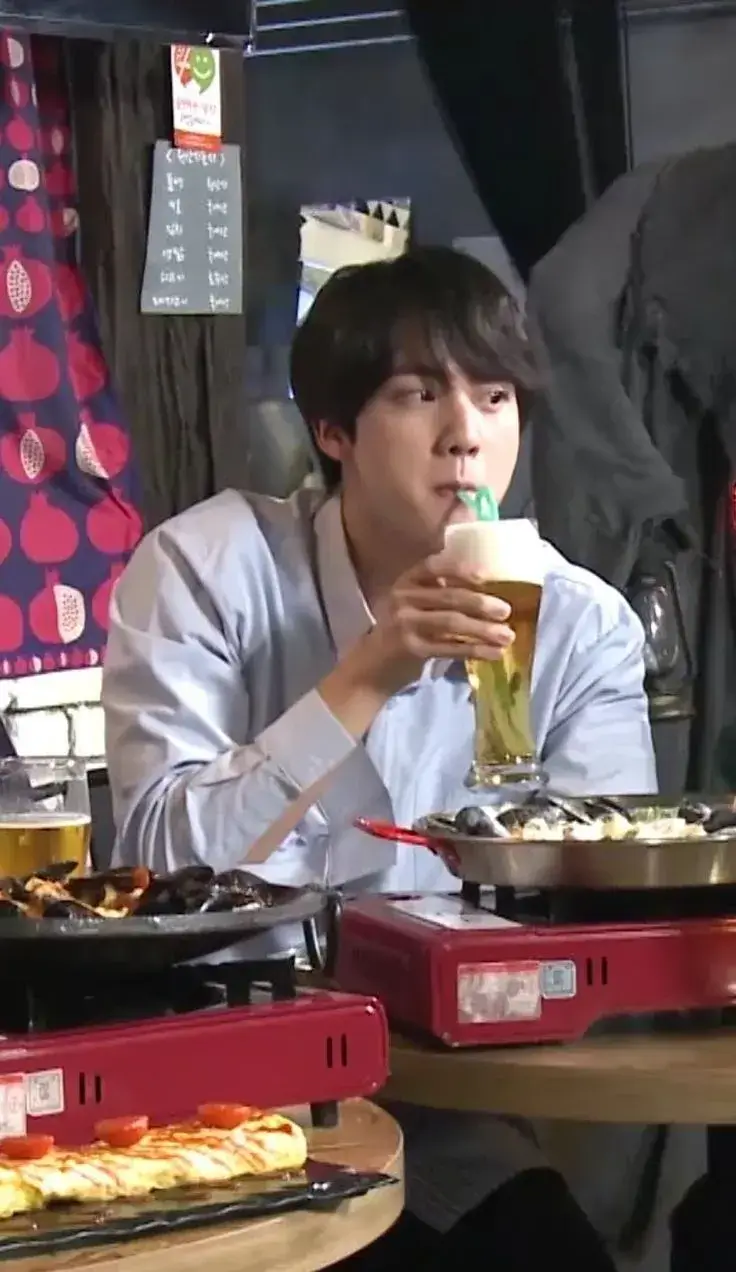 Hình ảnh bạn nhậu mệt mỏi, gục bàn trông lầy lội.